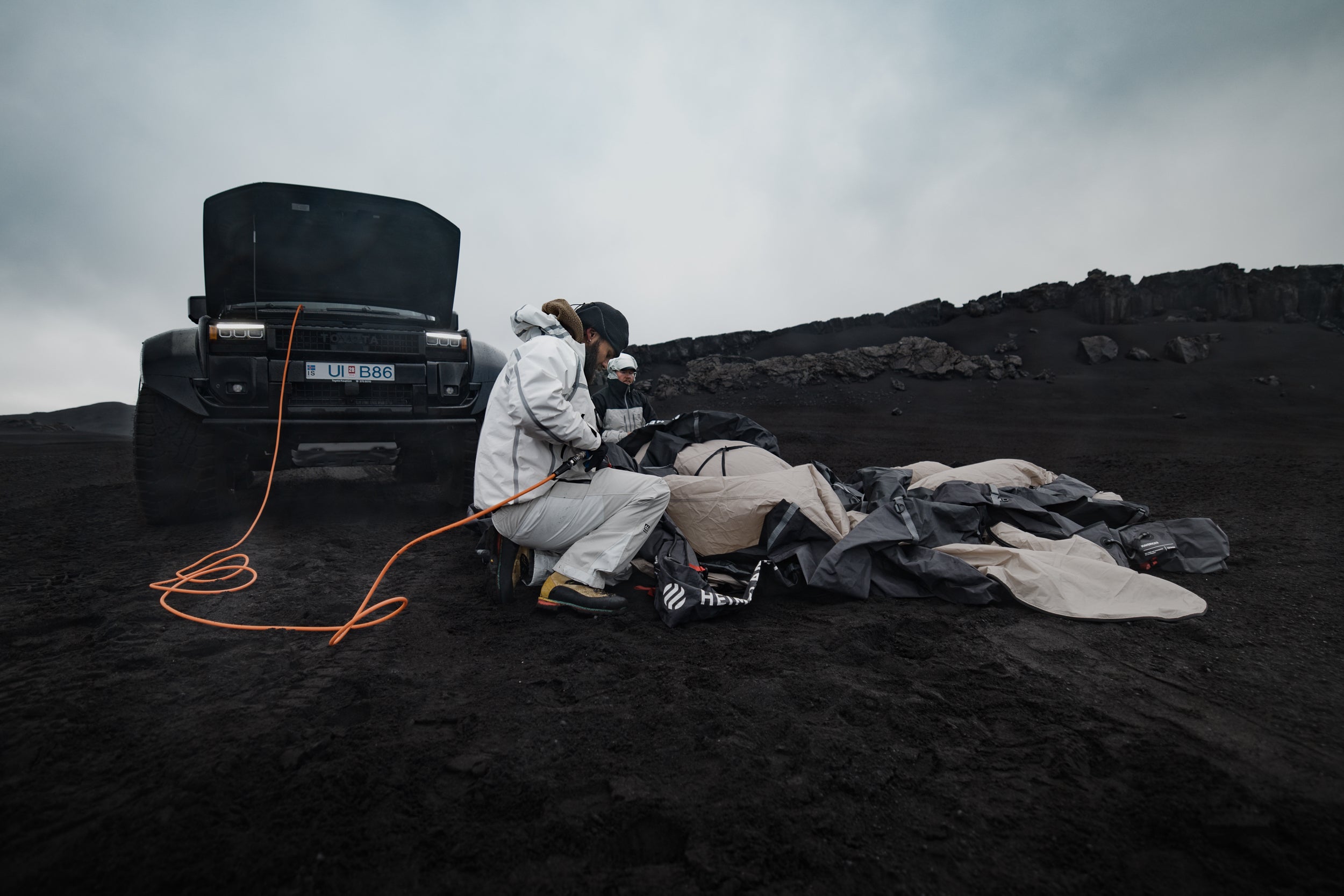 HEIMPLANET MAVERICKS Dune 在黑色礫石地上以幫浦充氣搭設