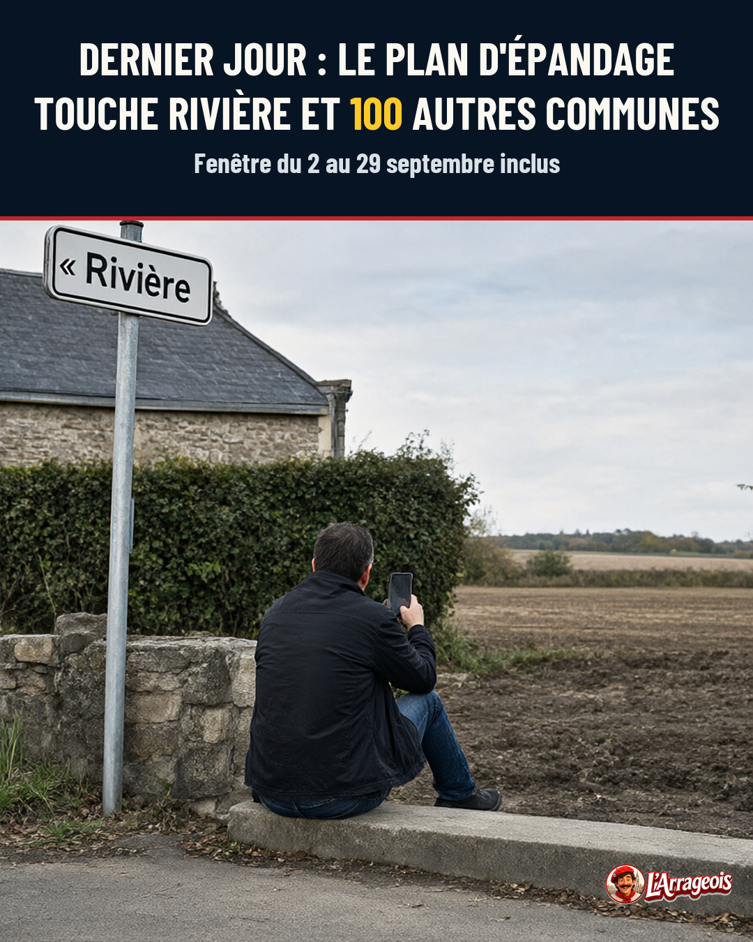 Un homme assis sur un muret de pierre, dos à la caméra, regarde son téléphone devant un panneau indiquant « Rivière ».