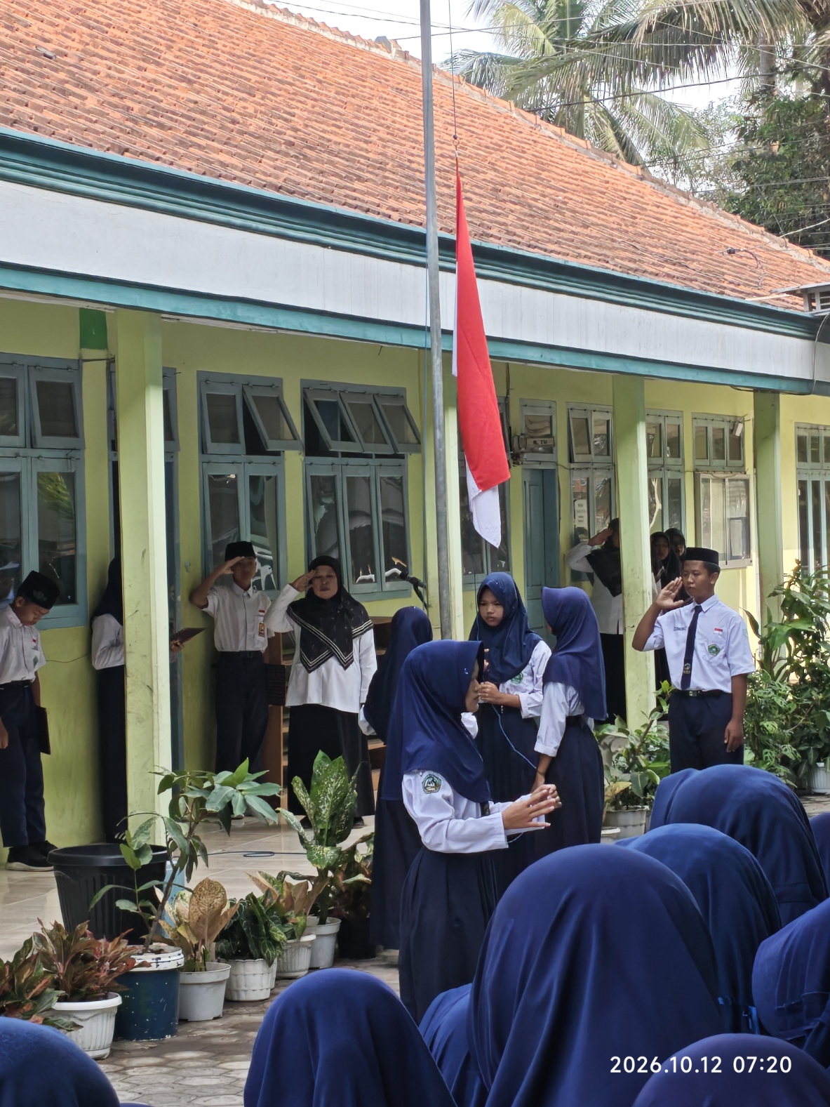 Momen khidmat pengibaran bendera merah putih oleh petugas kelas VIII C pada upacara bendera madrasah