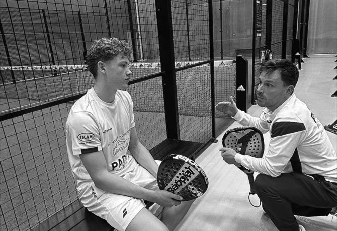 Tore i samtale med en af sine spillere på padelbanen