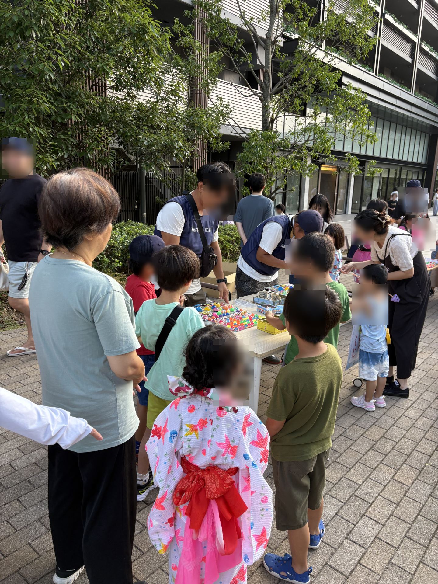 くじ引き・スーパーボールブースで子どもたちとおやじスタッフ