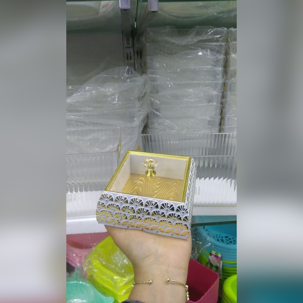 بونبونيرة تقديم ذهبية مربعة بغطاء
