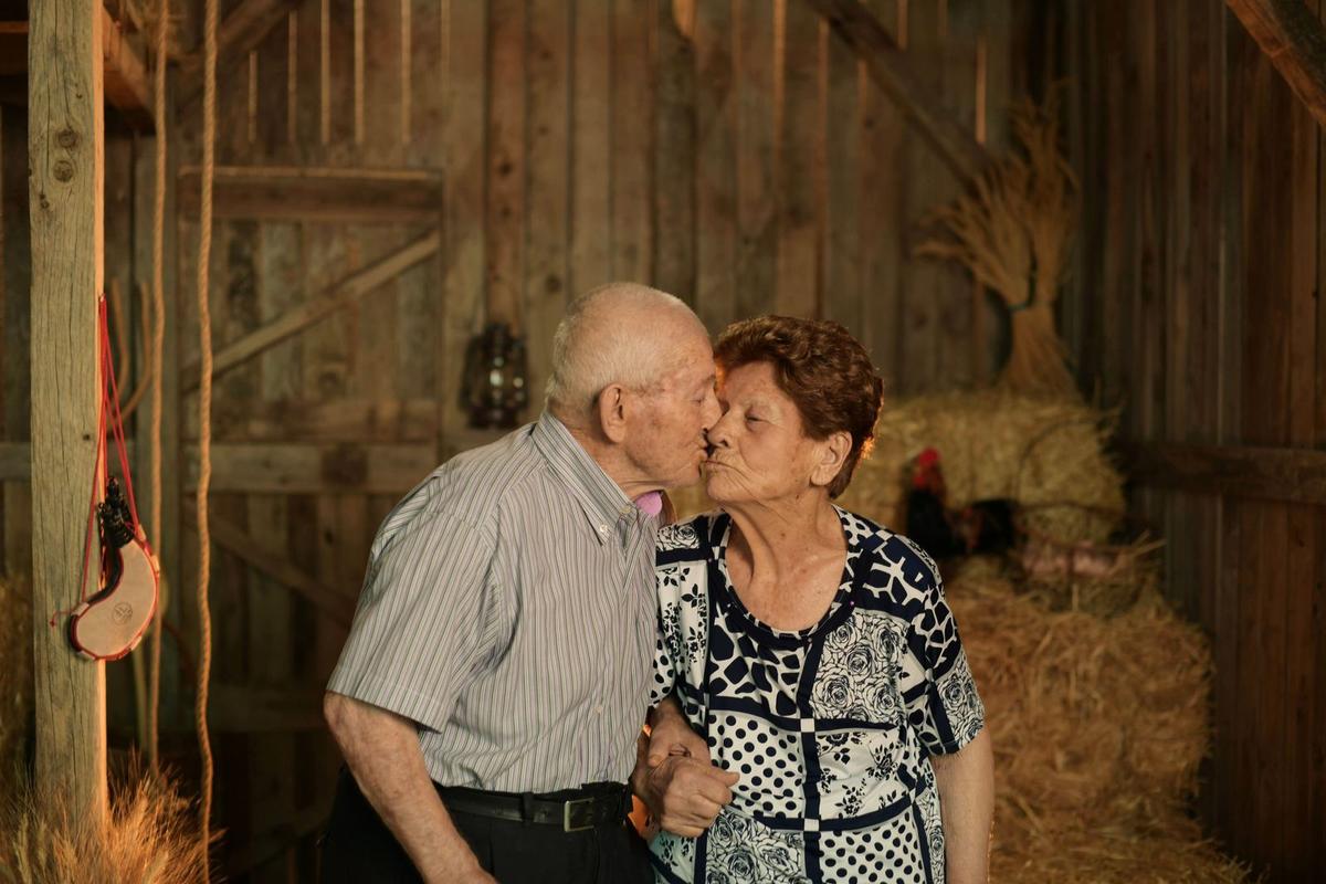 Abuelos paseando del brazo