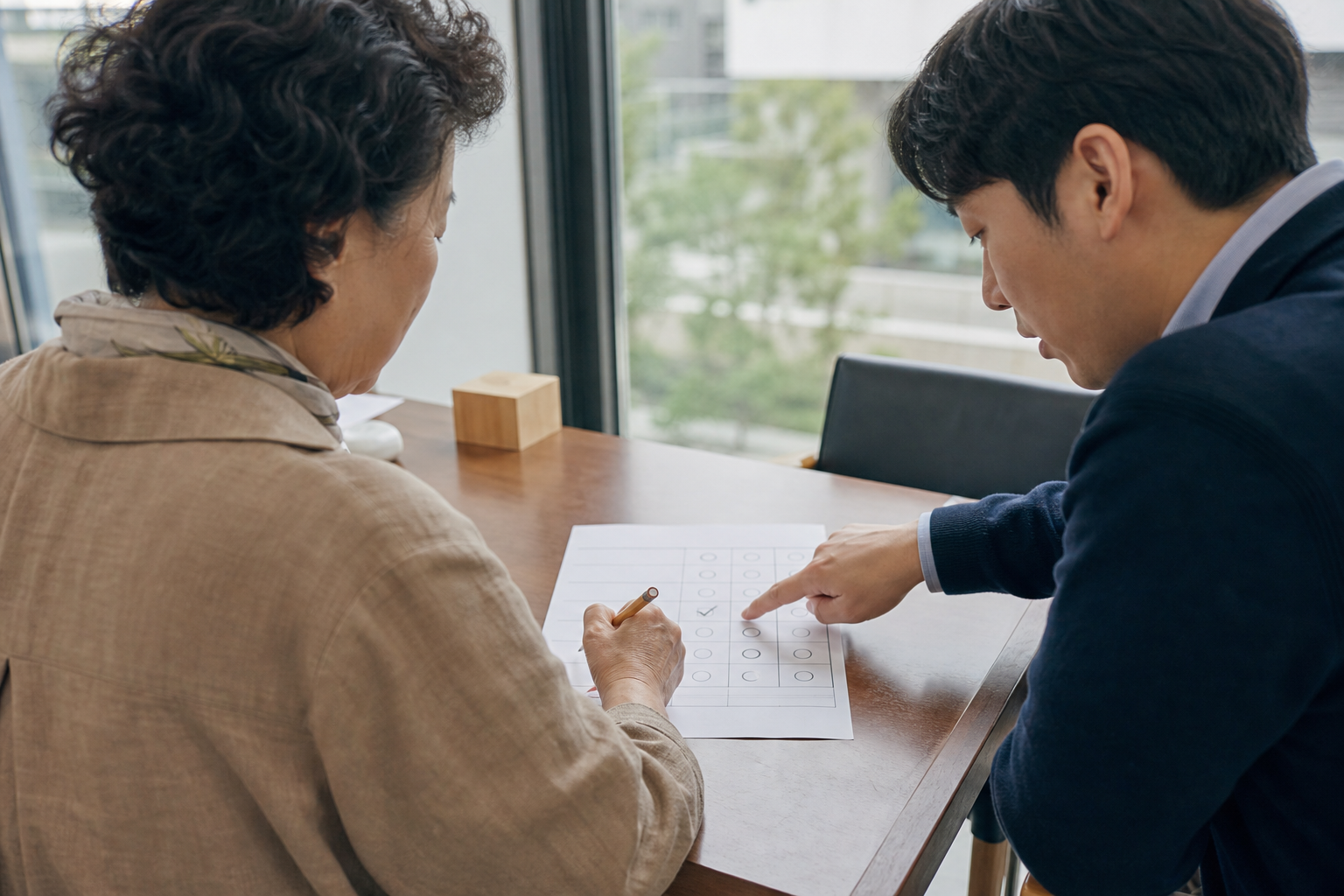 진행 에이전트 수와 완료 원고당 크레딧 계산 항목을 종이에 적는 손