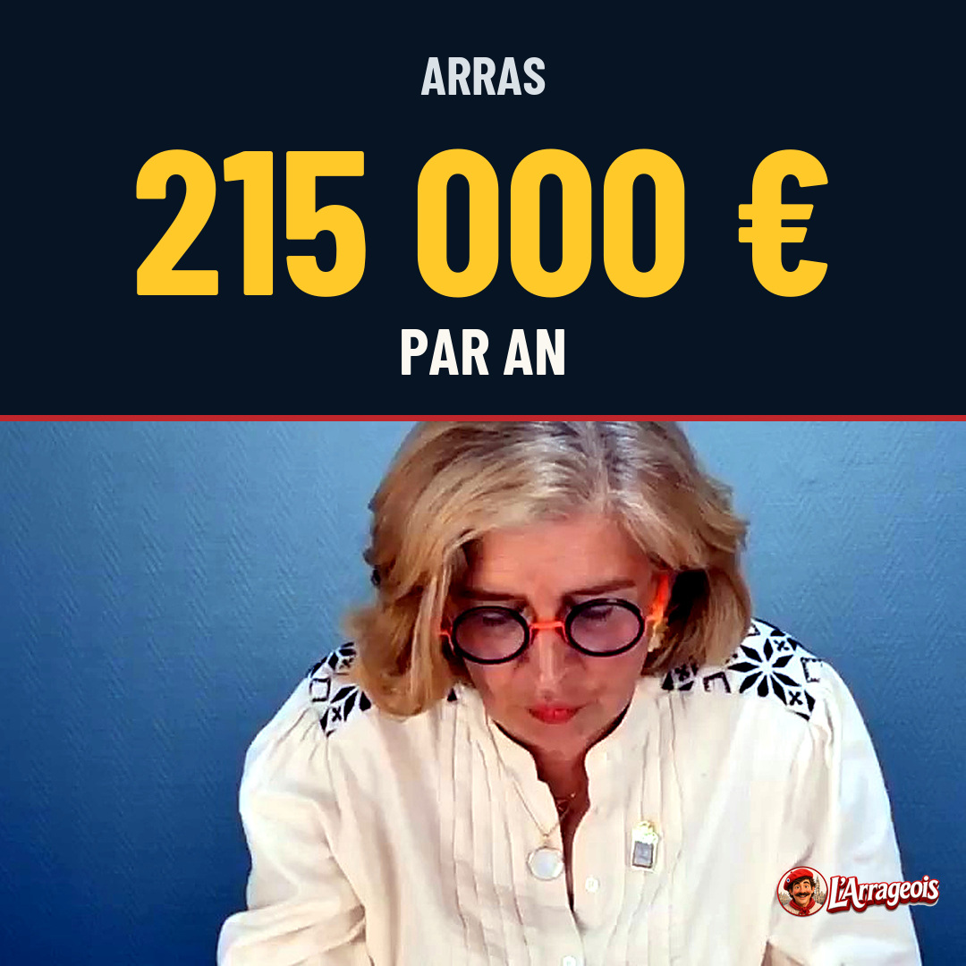 Une femme blonde portant des lunettes à monture orange et un blouson blanc se penche vers l'avant devant un fond bleu.