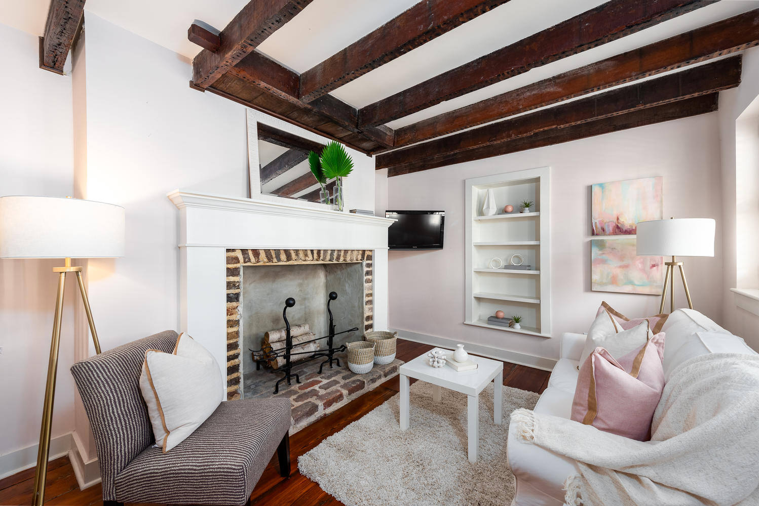 Charleston dining room interior photo