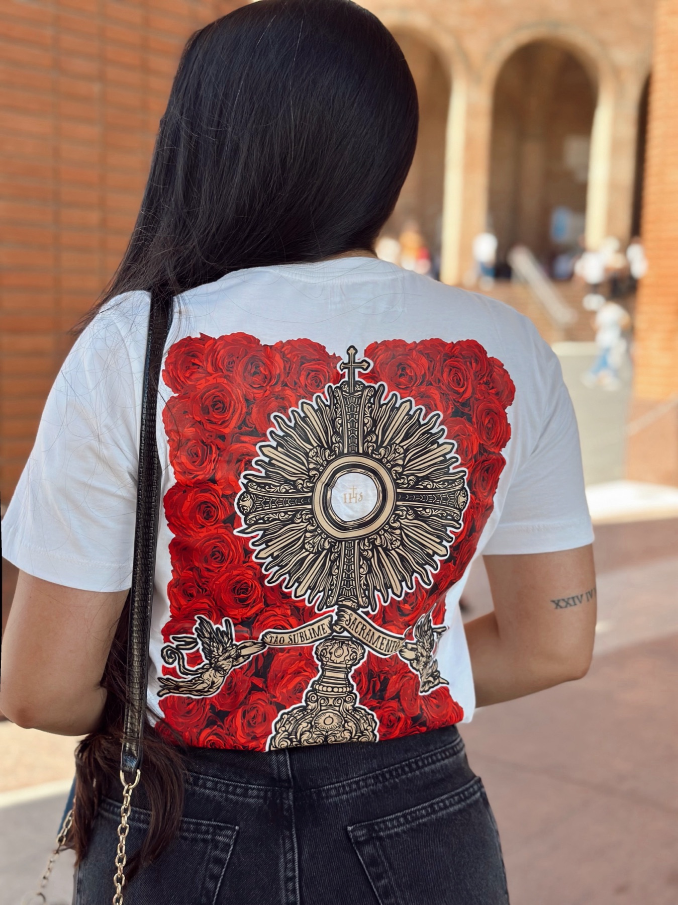 Cliente usando camiseta Adoremos da HACE