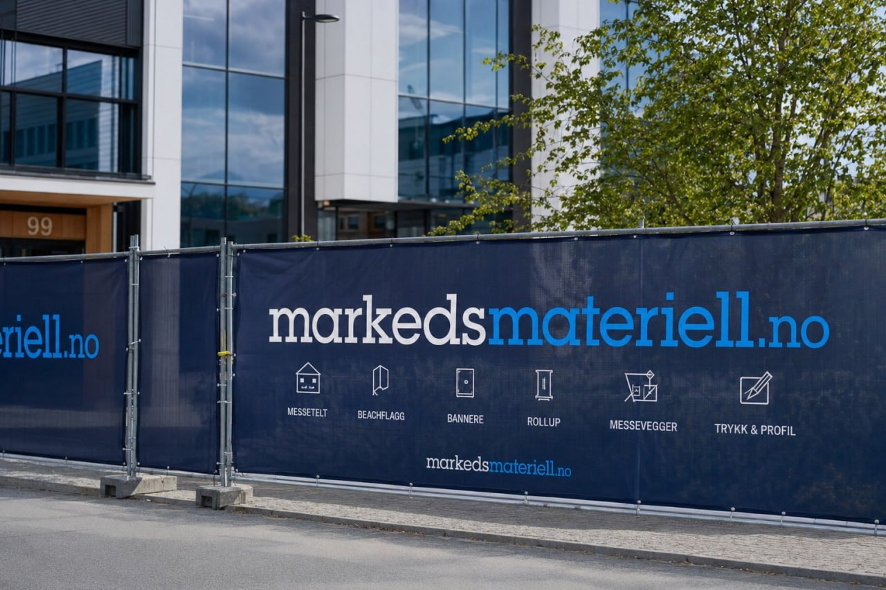 Markedsmateriell.no banner på byggegjerder langs vei i norsk by