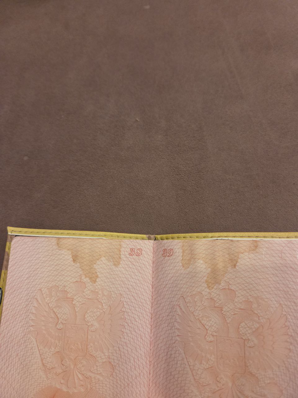 Поврежден загранпаспорт - могут быть проблемы на границе