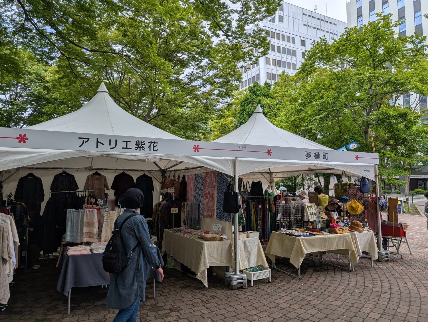 手づくり品が並ぶ物販テント
