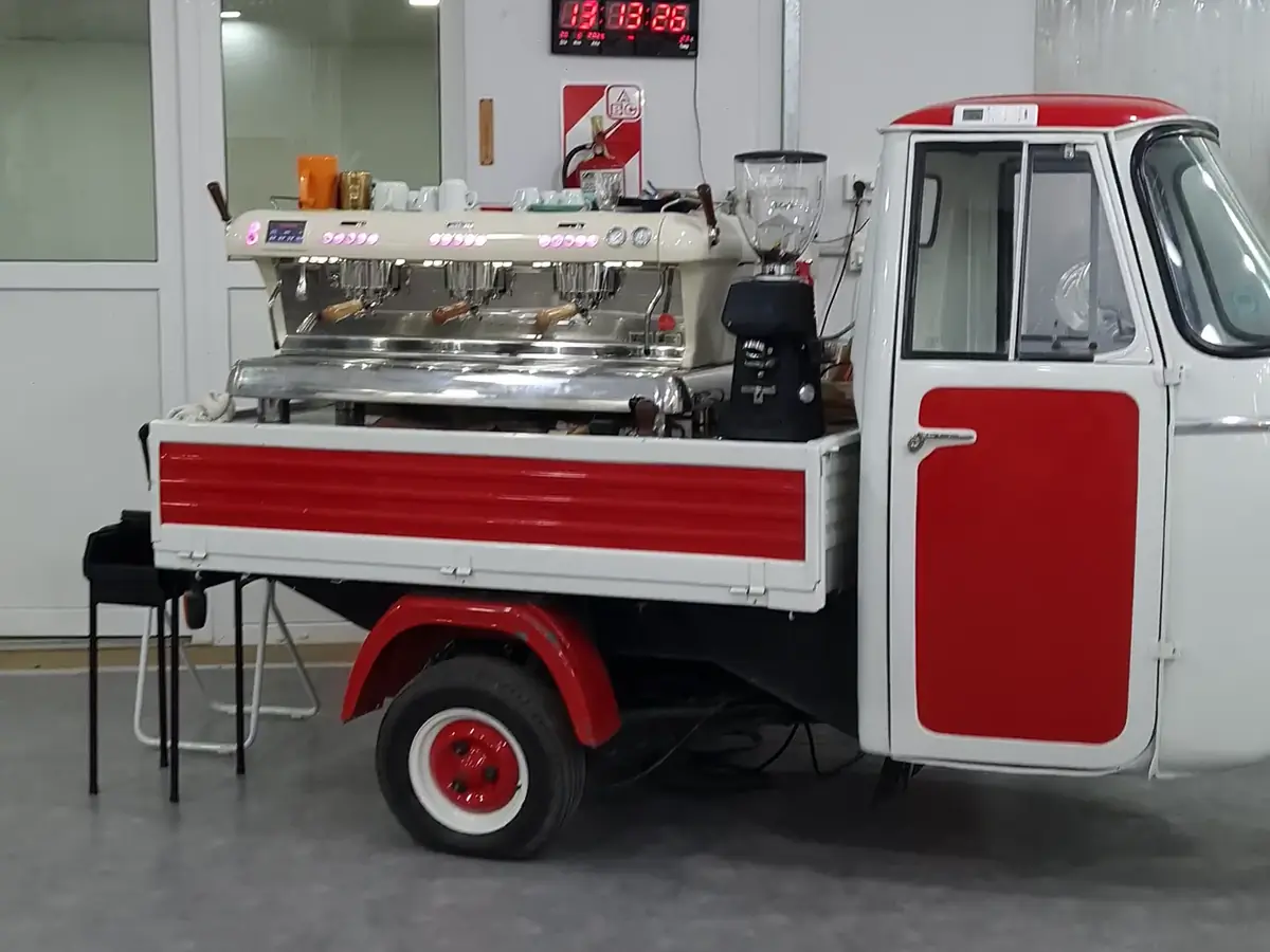 Cafetería ambulante con máquina espresso curada por Coffee Lovers