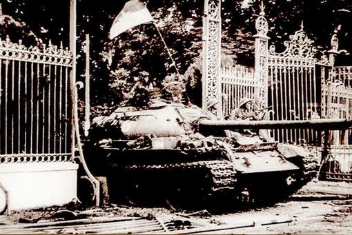 Xe tăng húc đổ cổng Dinh Độc Lập 30/4