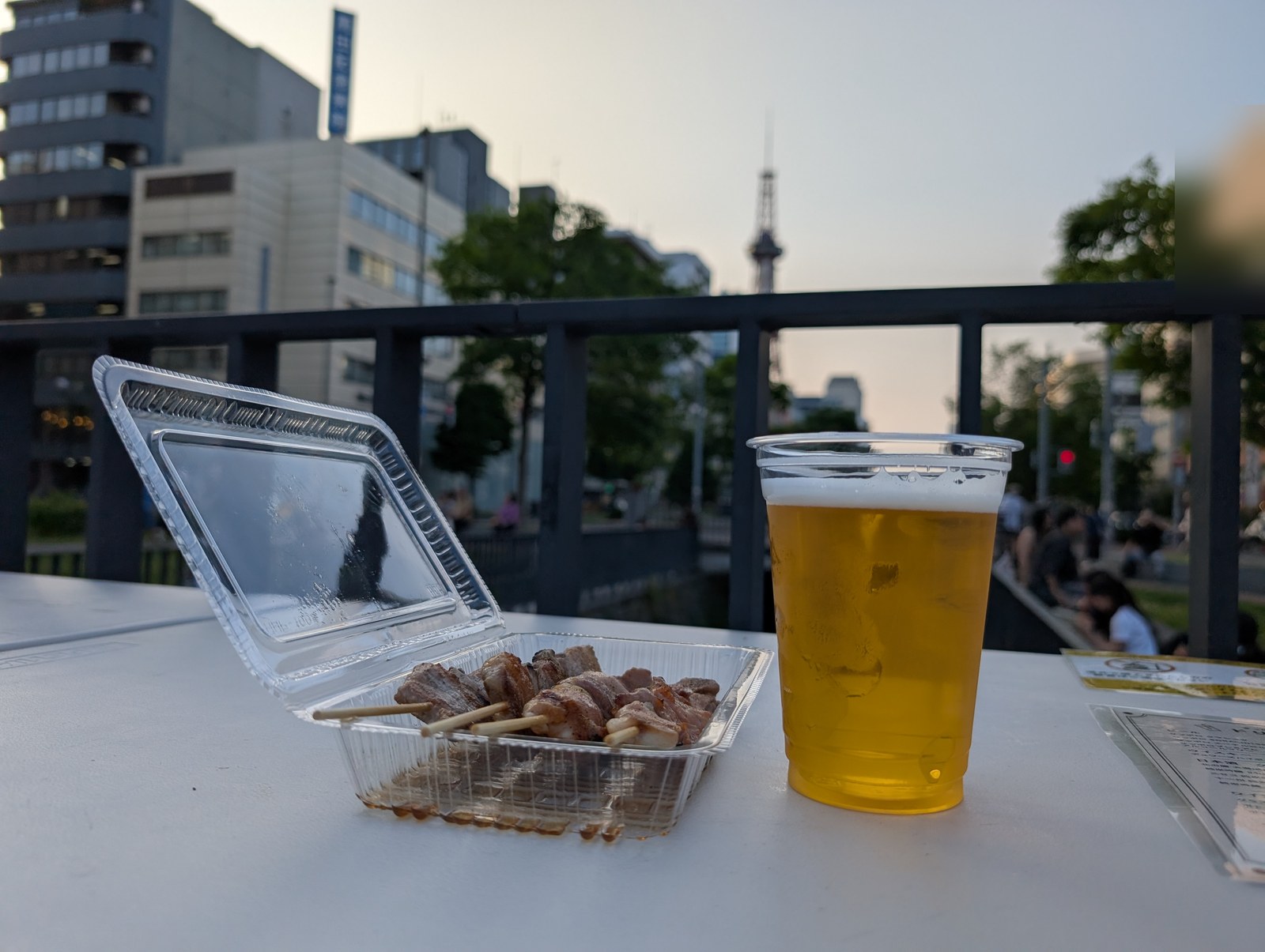 やきとり串とビール、背景にさっぽろテレビ塔