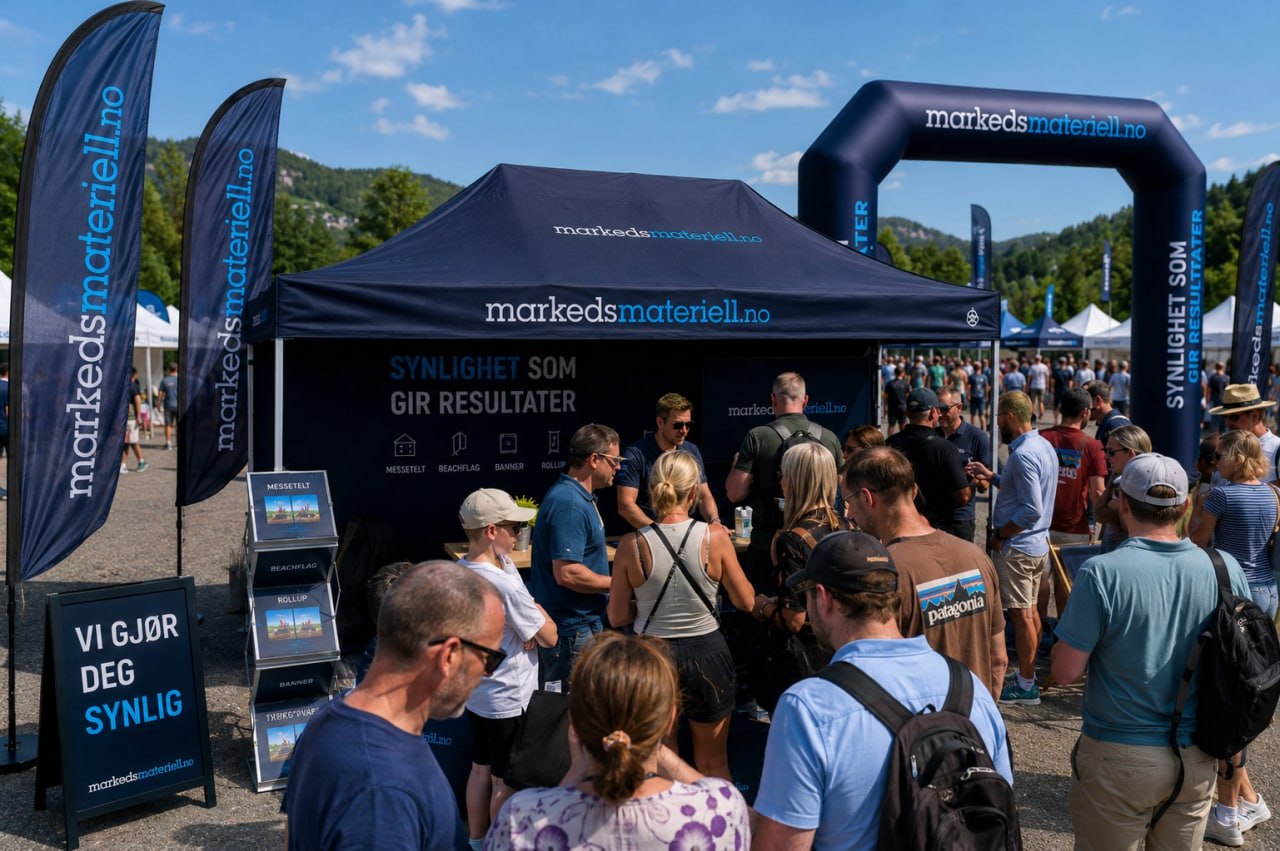 Folkemengde samlet rundt markedsmateriell.no sitt messetelt på festival med oppblåsbar bue
