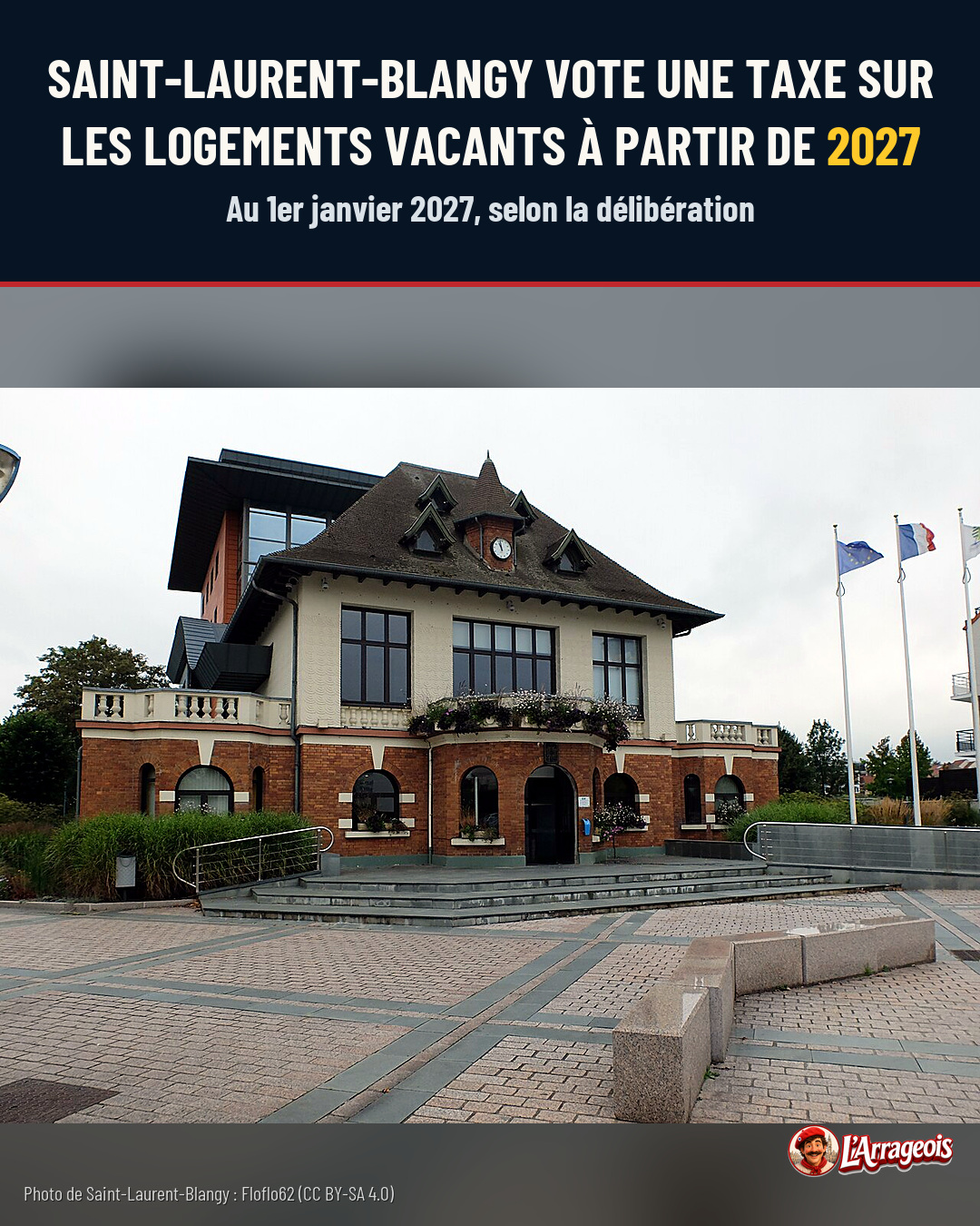 Bâtiment municipal en brique et pierre avec drapeaux, devant une place pavée.