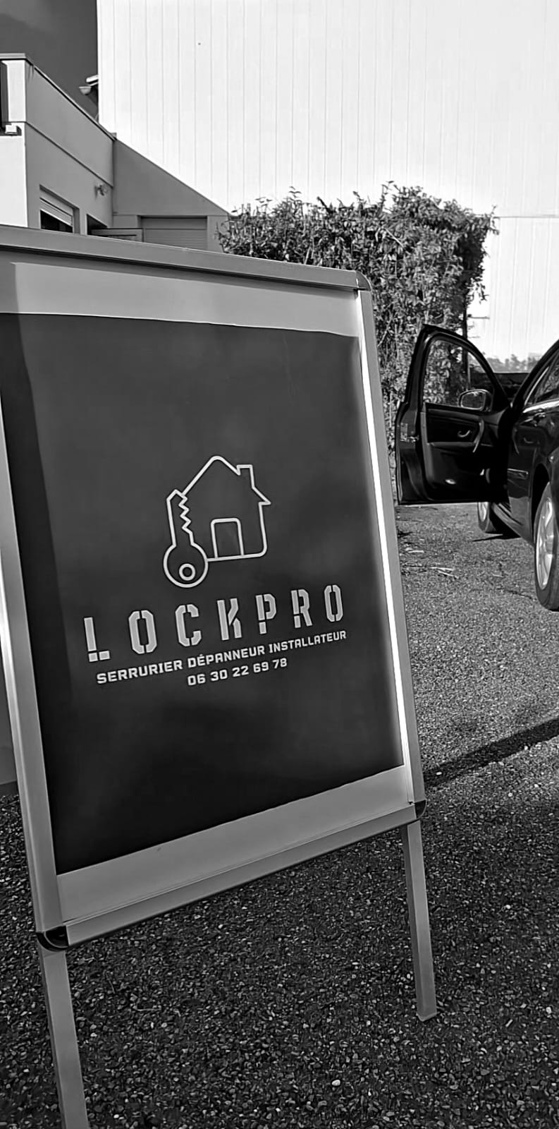 Artisan serrurier Lockpro en pleine intervention de serrurerie à Besançon