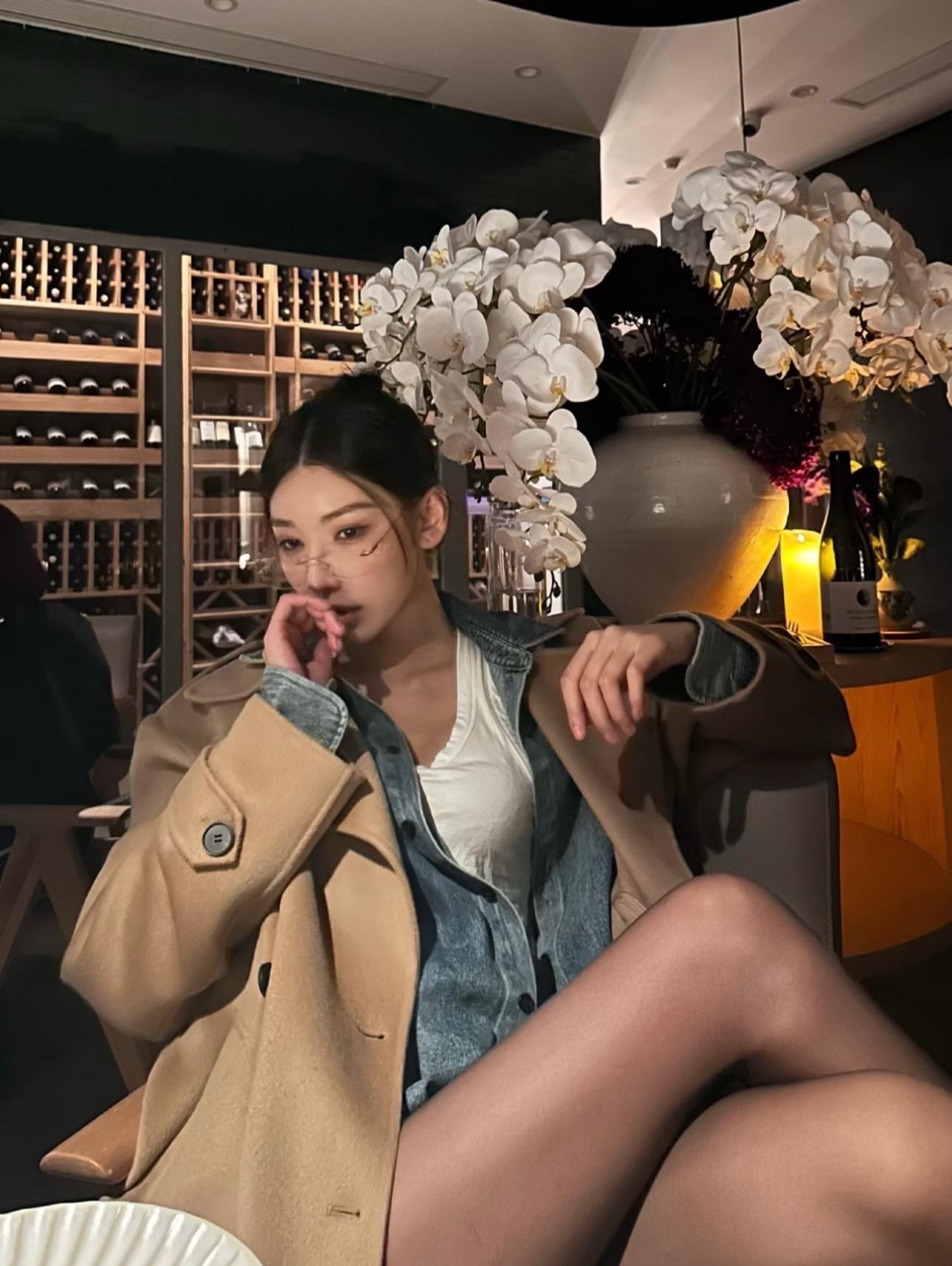 Quần tất đen Chị gái chân dài Cô ấy đang suy nghĩ về điều gì đó chic