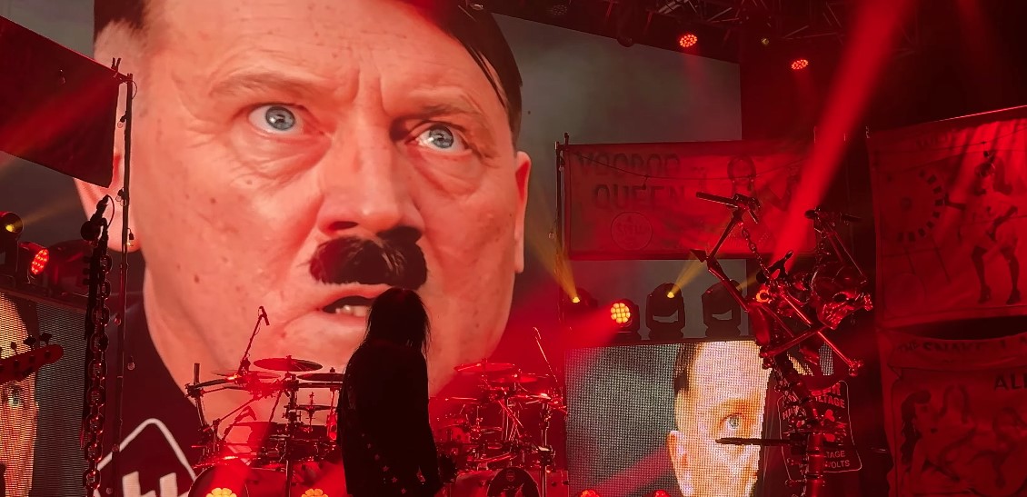 Captura del espectáculo de W.A.S.P. con la representación escénica de Adolf Hitler