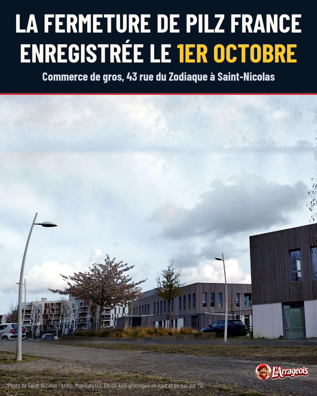 Une rue avec des maisons à toits en tuiles, un mur blanc, un abri d'arrêt bus et un panneau de zone 30.