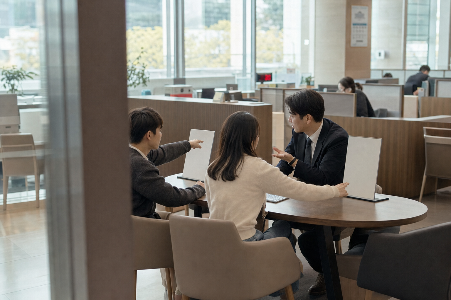 이용가능한도와 남은 할부원금을 서로 다른 숫자로 대조하는 상담 장면