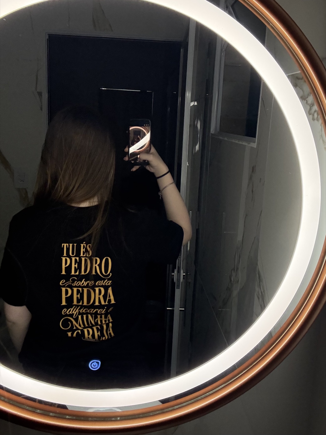 Cliente usando camiseta Fundamento da HACE