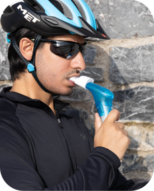 Homem usando dispositivo respiratório