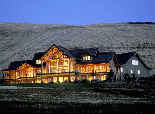高原山猎场黄昏中的原木 Lodge 外观