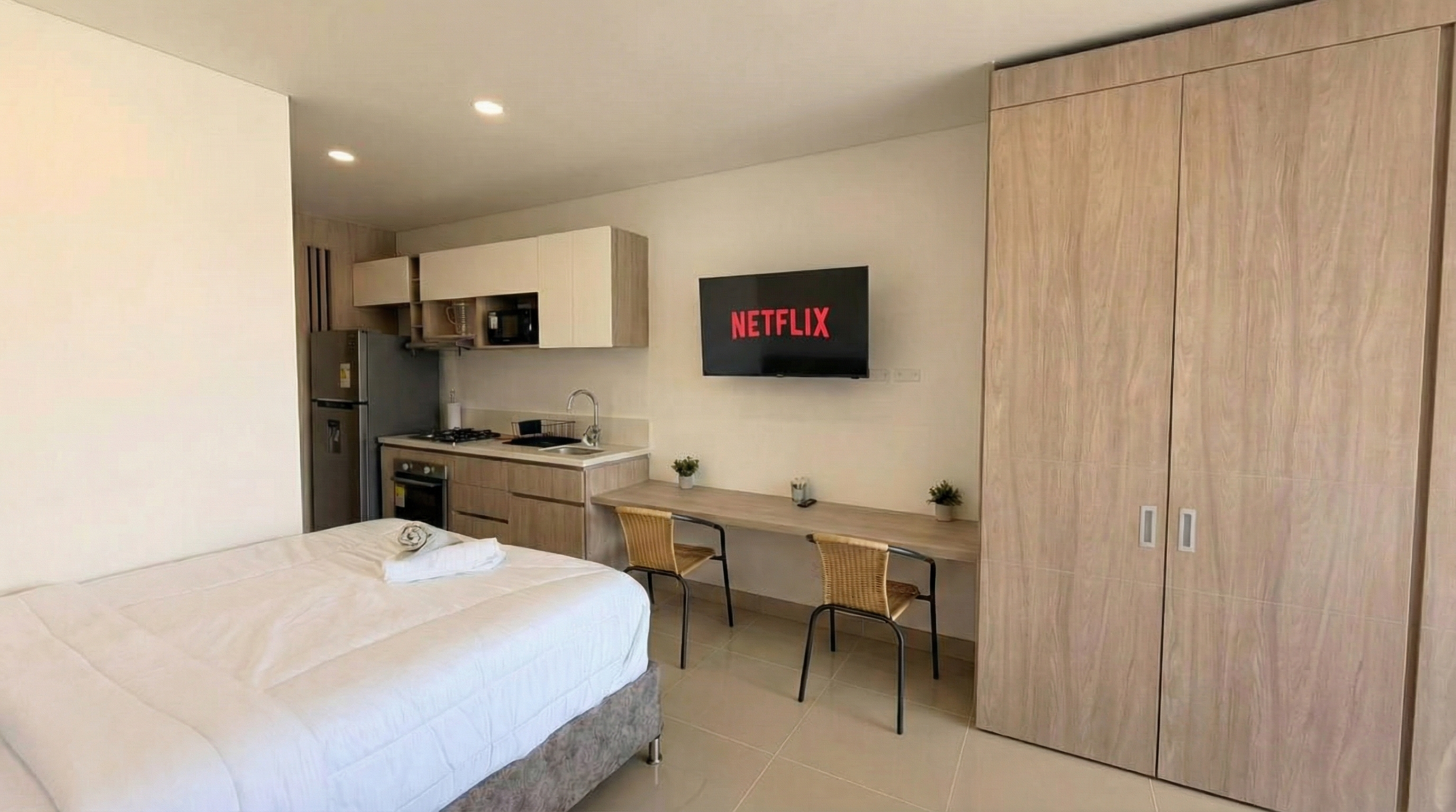 Sala con Netflix, cocina integrada y escritorio de trabajo