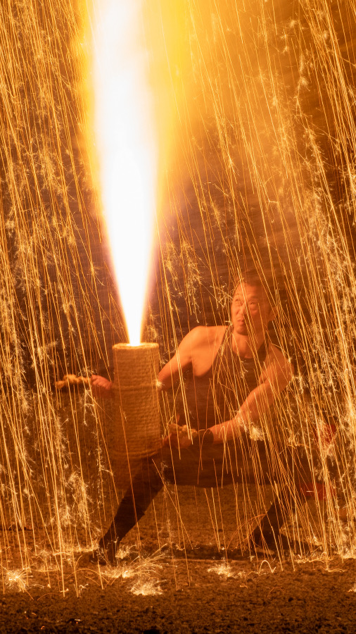 夜空にオレンジ色の火柱が広がる手筒花火（撮影：金武武さん）
