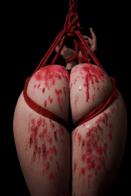 Sexo para parejas - probando la sensibilidad a la cera caliente en distintas partes del cuerpo Sexo para parejas - probando la sensibilidad a la cera caliente en distintas partes del cuerpo