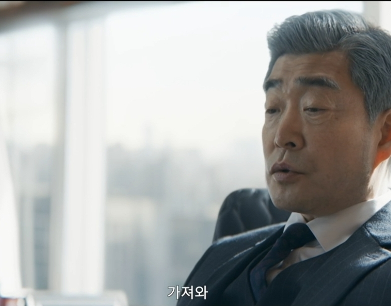 신입사원 강회장 1화 줄거리 흐름 은퇴 선언, 뺑소니 사고, 황준현 몸으로 깨어난 강용호 장면 이미지 5