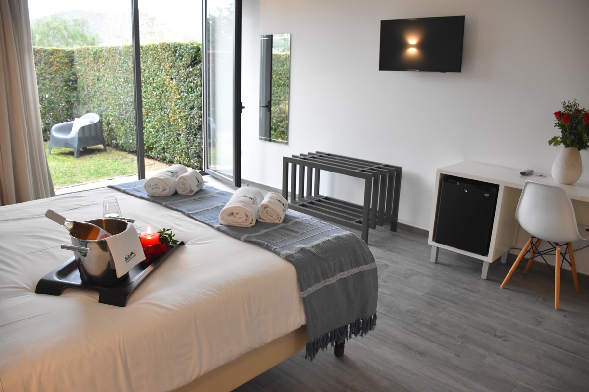 Quarto Familiar com Vista Serra — terraço privado do jardim com assento