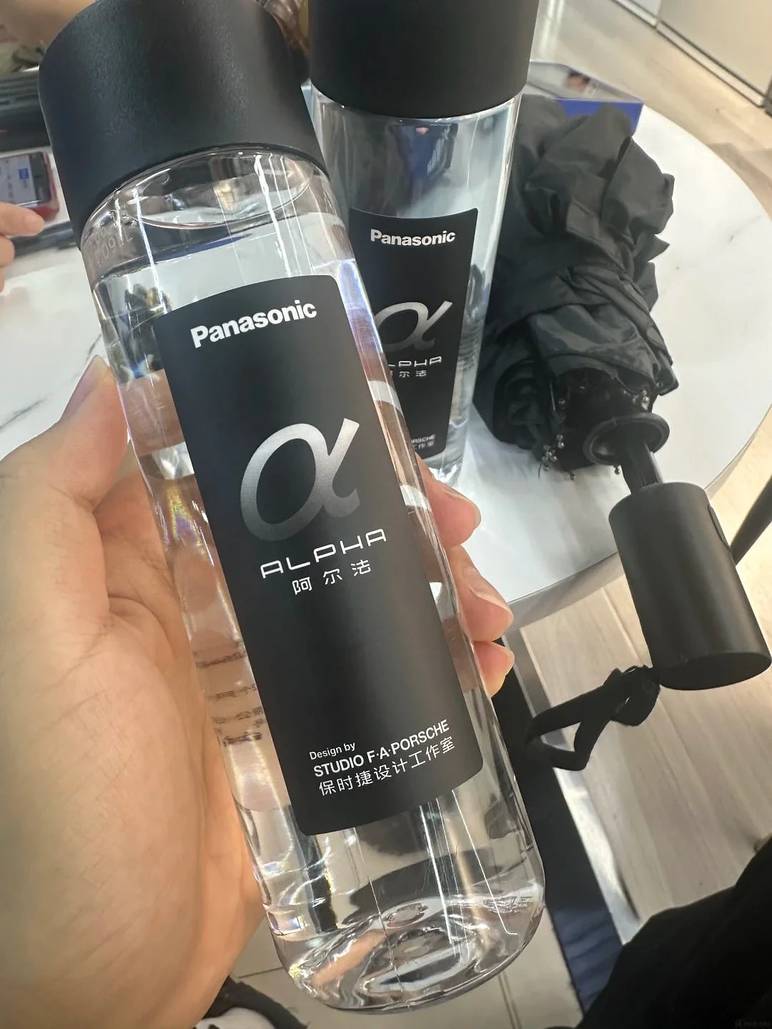Bình Nước Có Logo Sony Alpha Của Panasonic: Thật Hay Đùa? - NexShop.vn - Hình 1