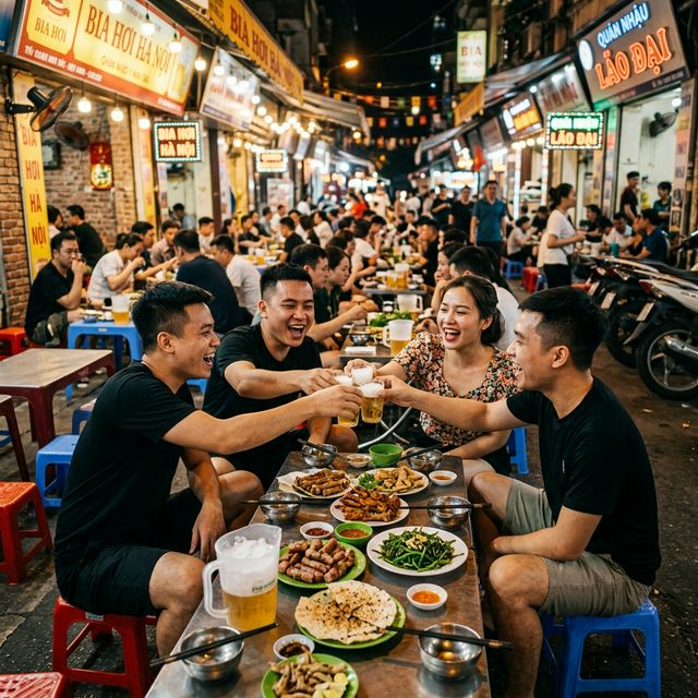 Quán nhậu đông đúc tại Hà Nội với những ly bia hơi mát lạnh