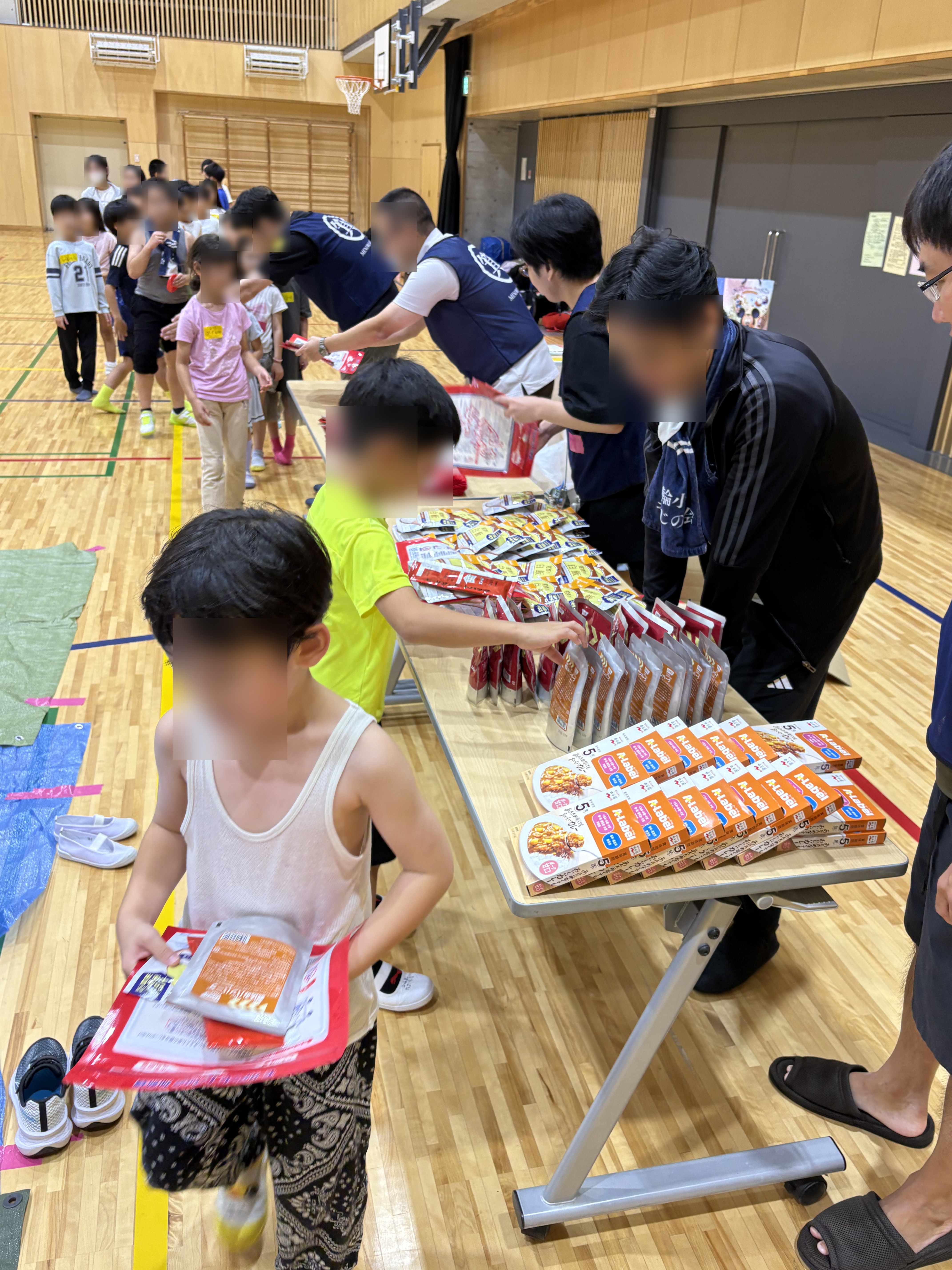 防災食を囲んで座る親子