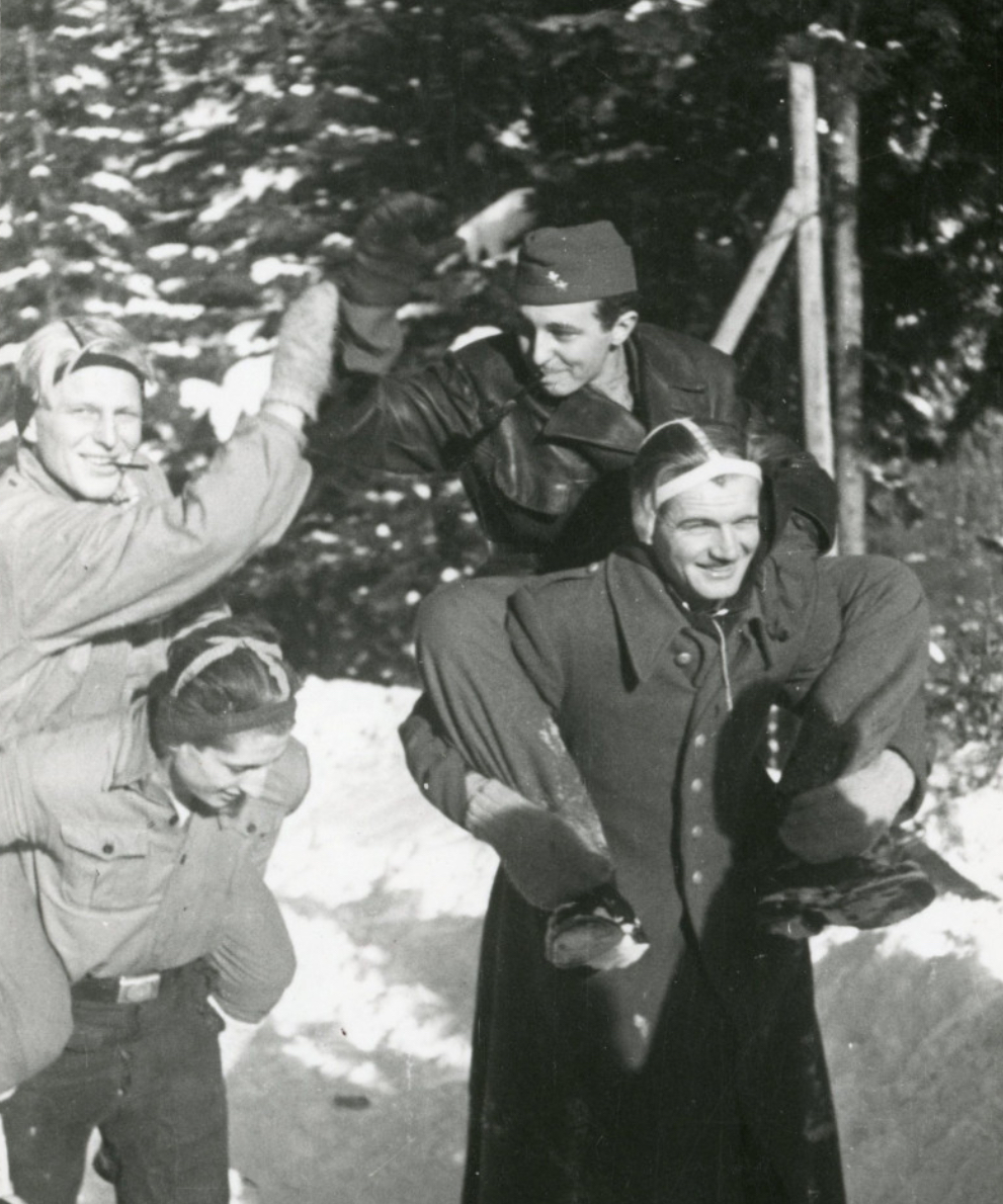 stanislaw lechmirowicz "czart" wlodzimierz steyer "grom" jan rodowicz "anoda" stanislaw sieradzki "swist" zakopane 1945 — left to right stanislaw lechmirowicz "czart" wlodzimierz steyer "grom" jan rodowicz "anoda" stanislaw sieradzki "swist" zakopane 1945 — left to right