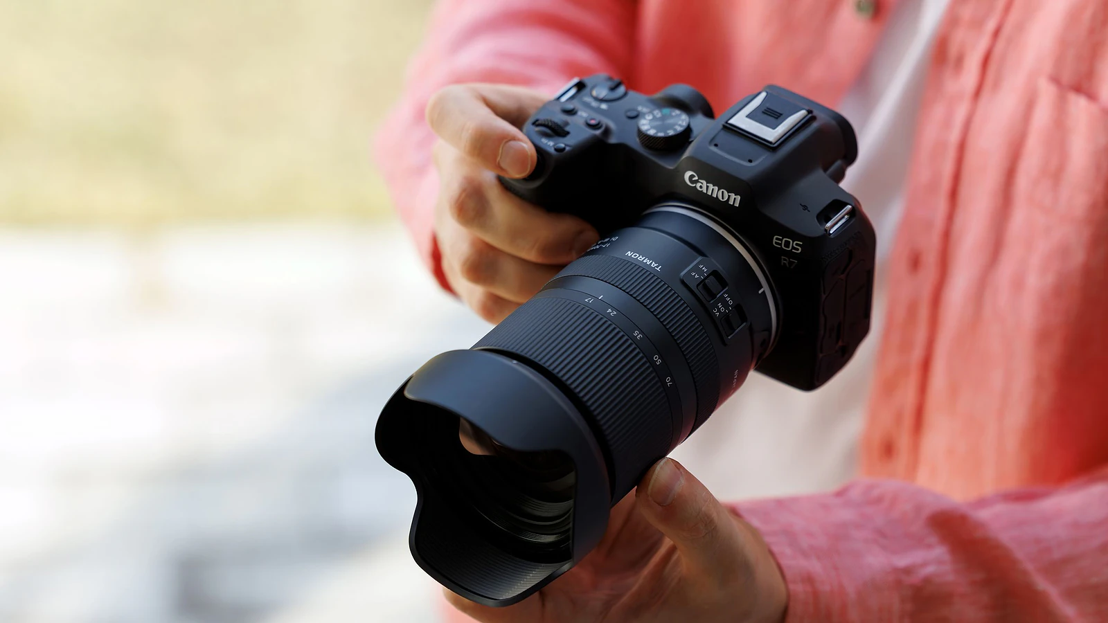 Tamron 17-70mm f/2.8 RF/Z: Lens zoom đa năng 'quốc dân' đổ bộ Canon, Nikon! - Hình 1
