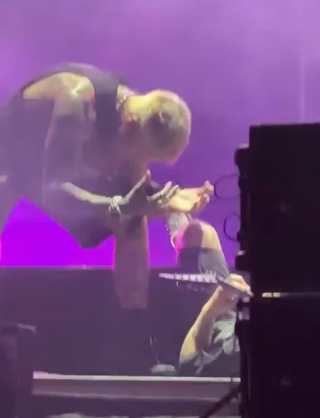 Lee Malia, guitarrista de Bring Me The Horizon, durante el momento de la caída mostrado en el vídeo de Ola Englund.