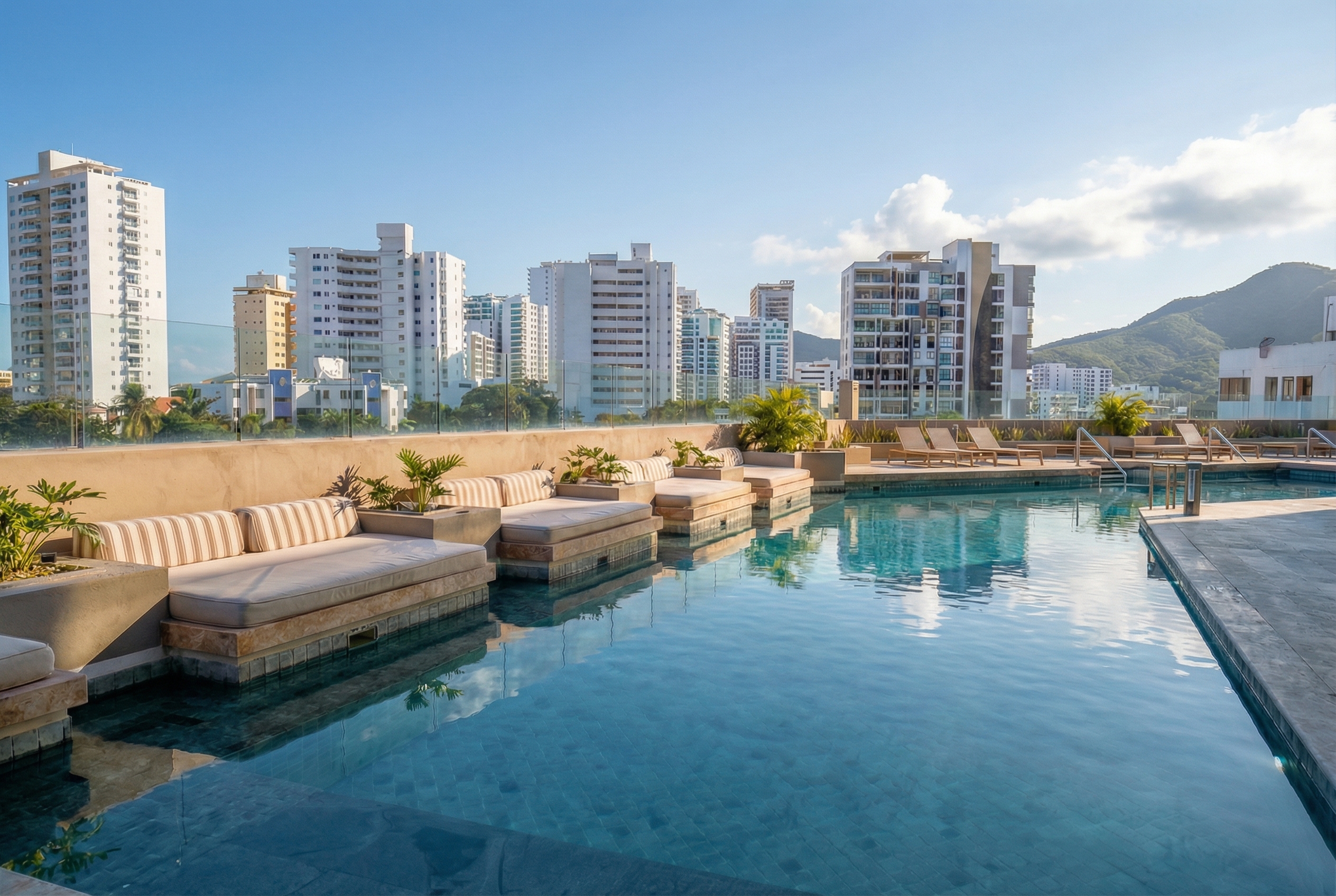 Piscina romana rooftop durante el día con skyline de la ciudad