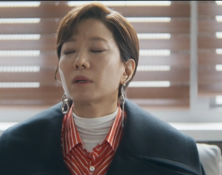 신입사원 강회장 1화 줄거리 흐름 은퇴 선언, 뺑소니 사고, 황준현 몸으로 깨어난 강용호 장면 이미지 11