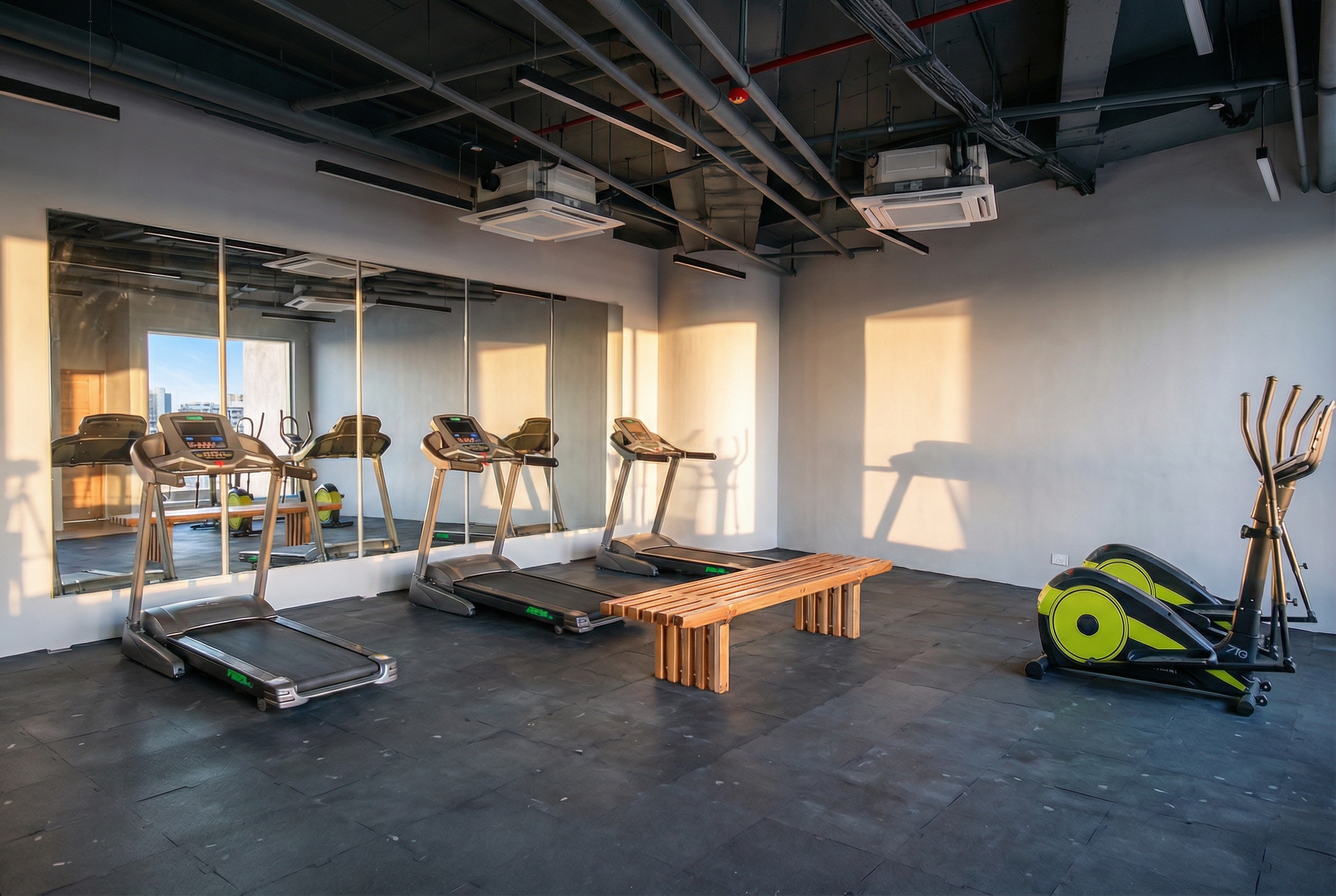 Gimnasio equipado con caminadoras y maquinaria