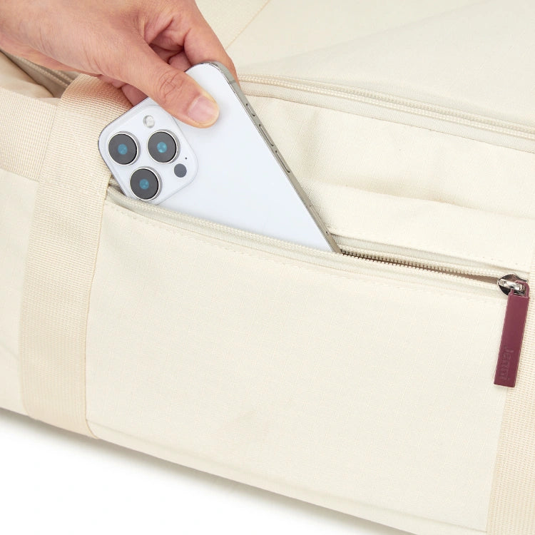 Detalle del bolso con compartimento accesible