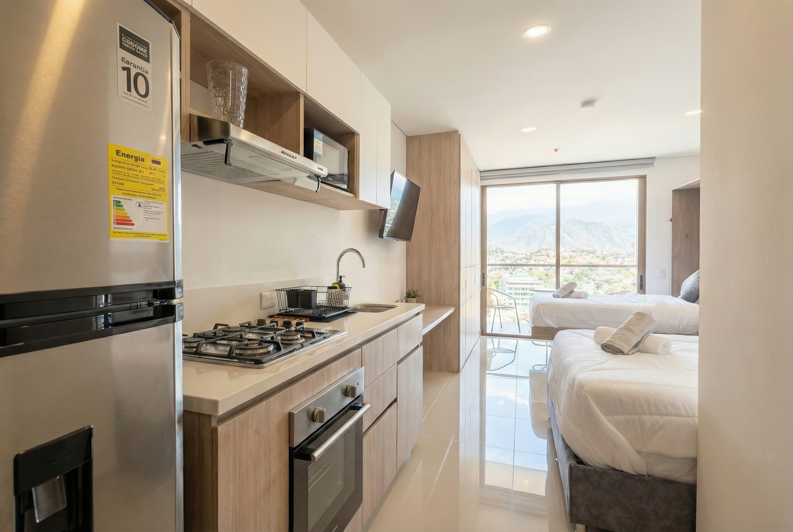 Cocina con ventana y vista a las montañas