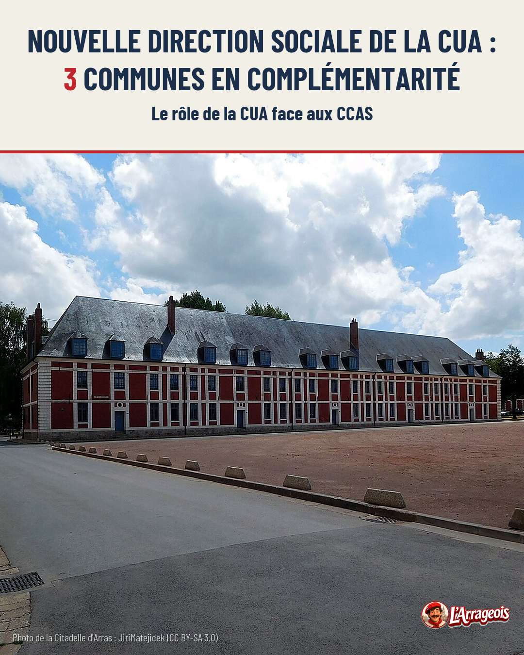 Grande construction en brique rouge et pierre blanche avec toit en ardoise, vue depuis une place pavée sous un ciel nuageux.