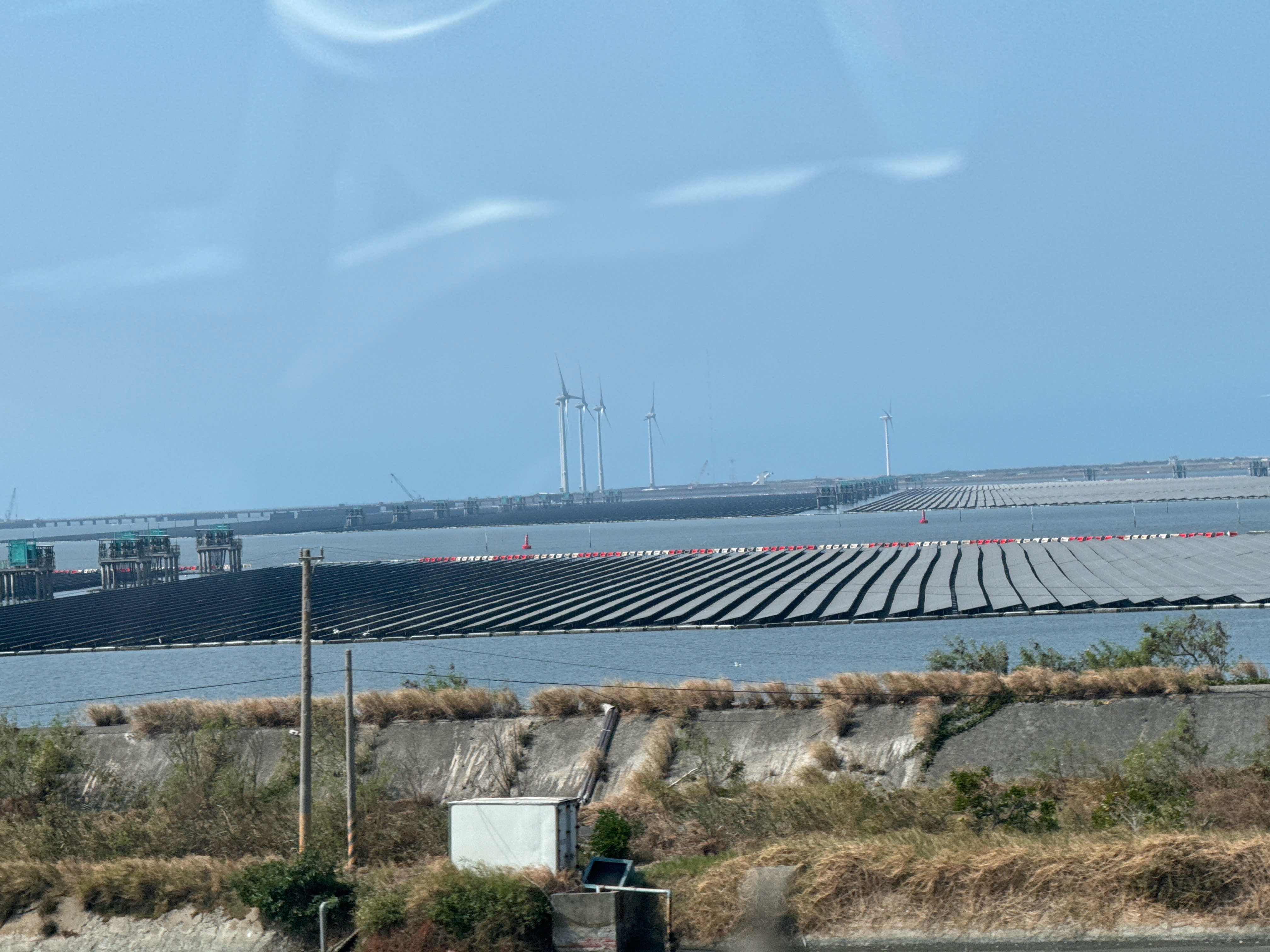 [問卦] 國旅ing想問海面上這是什麼？