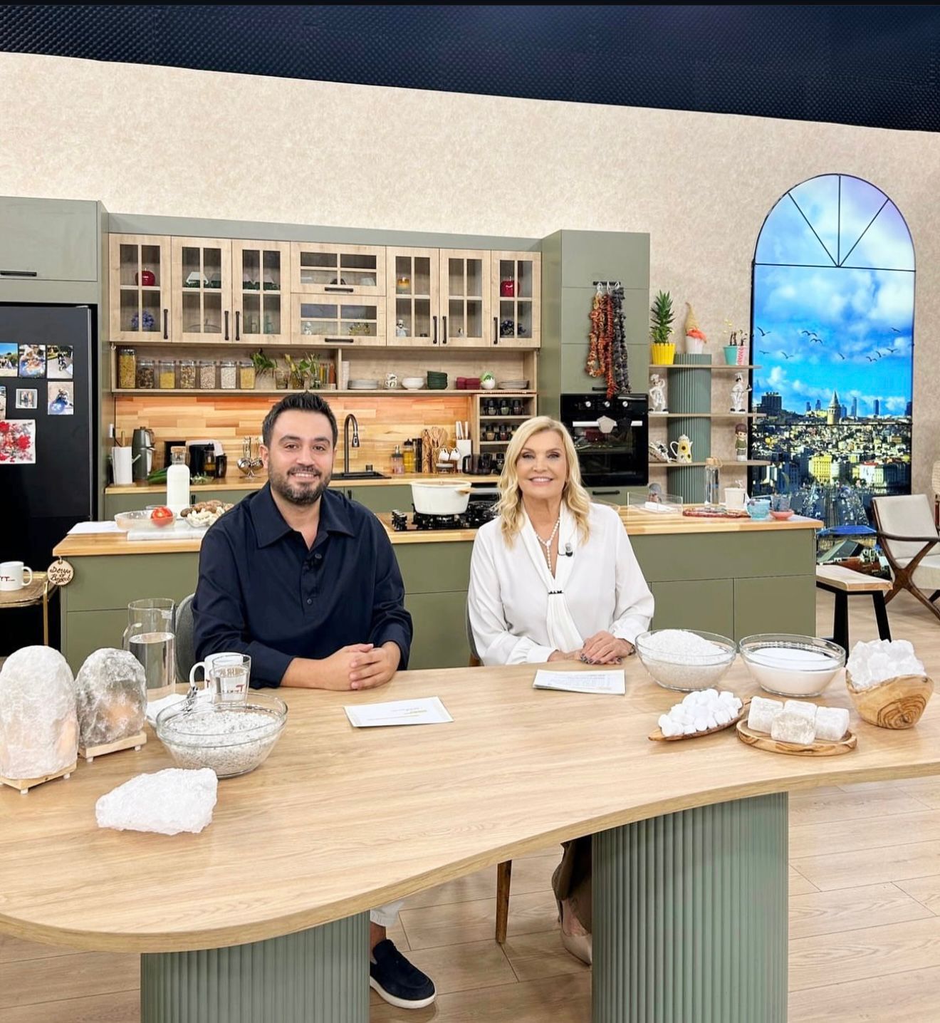 E-Doğal Market ürünleri, Derya Hanım'ın programında stüdyo masasında sergilenirken