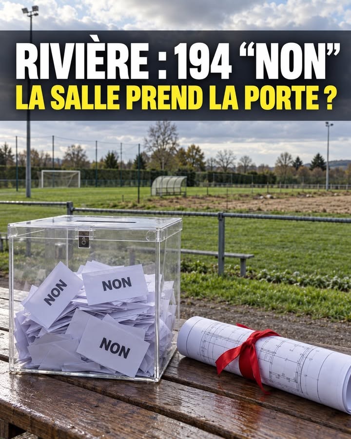 Urne transparente remplie de papiers écrits NON sur une table en bois, avec un plan architectural enroulé et lié au premier plan.