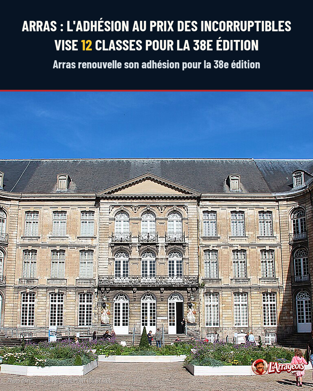 Façade d'un grand bâtiment historique en pierre avec de nombreuses fenêtres et balcons, sous un ciel bleu, avec des jardinières fleuries et quelques personnes devant.