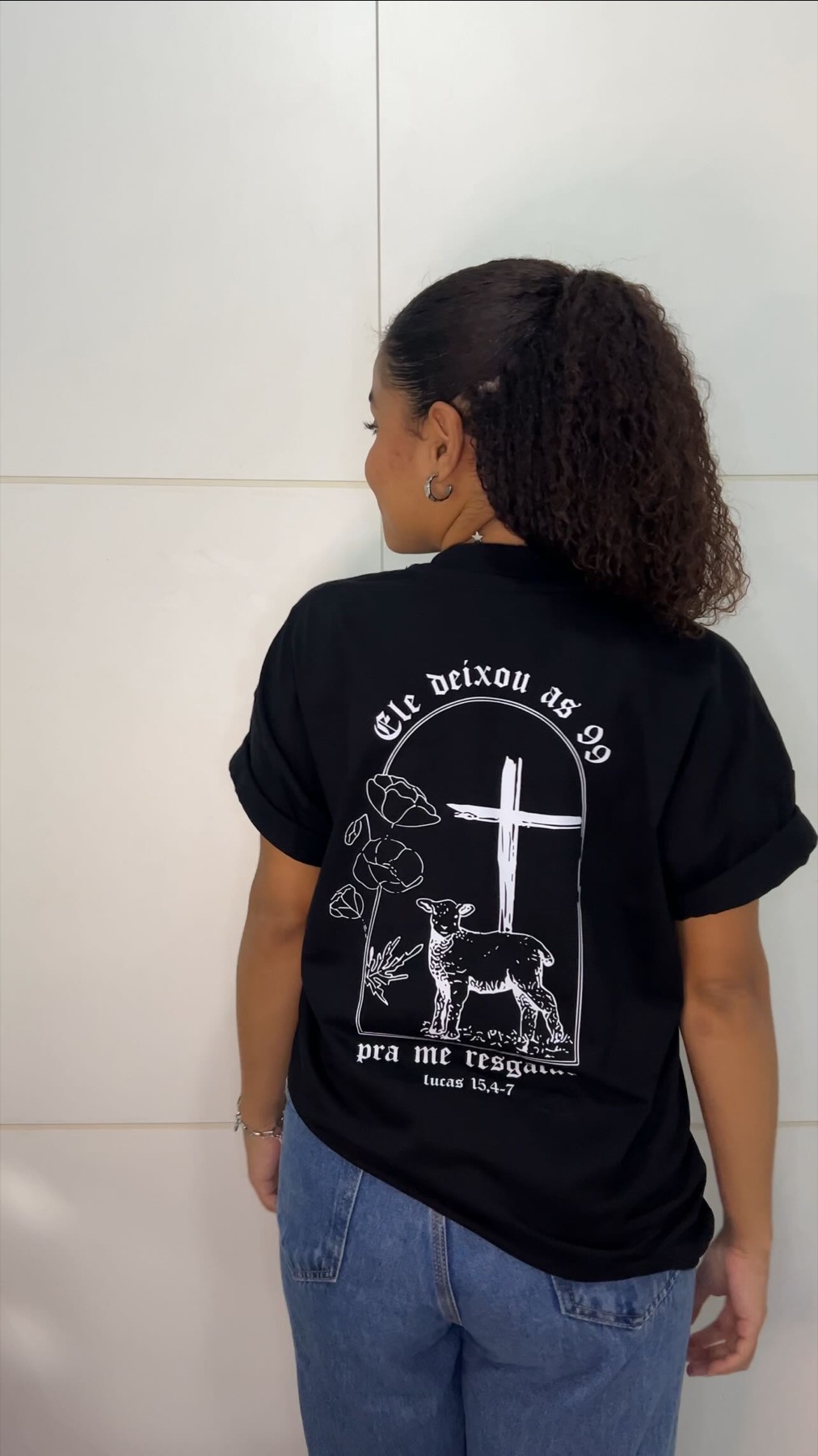 Cliente usando camiseta A Centésima da HACE