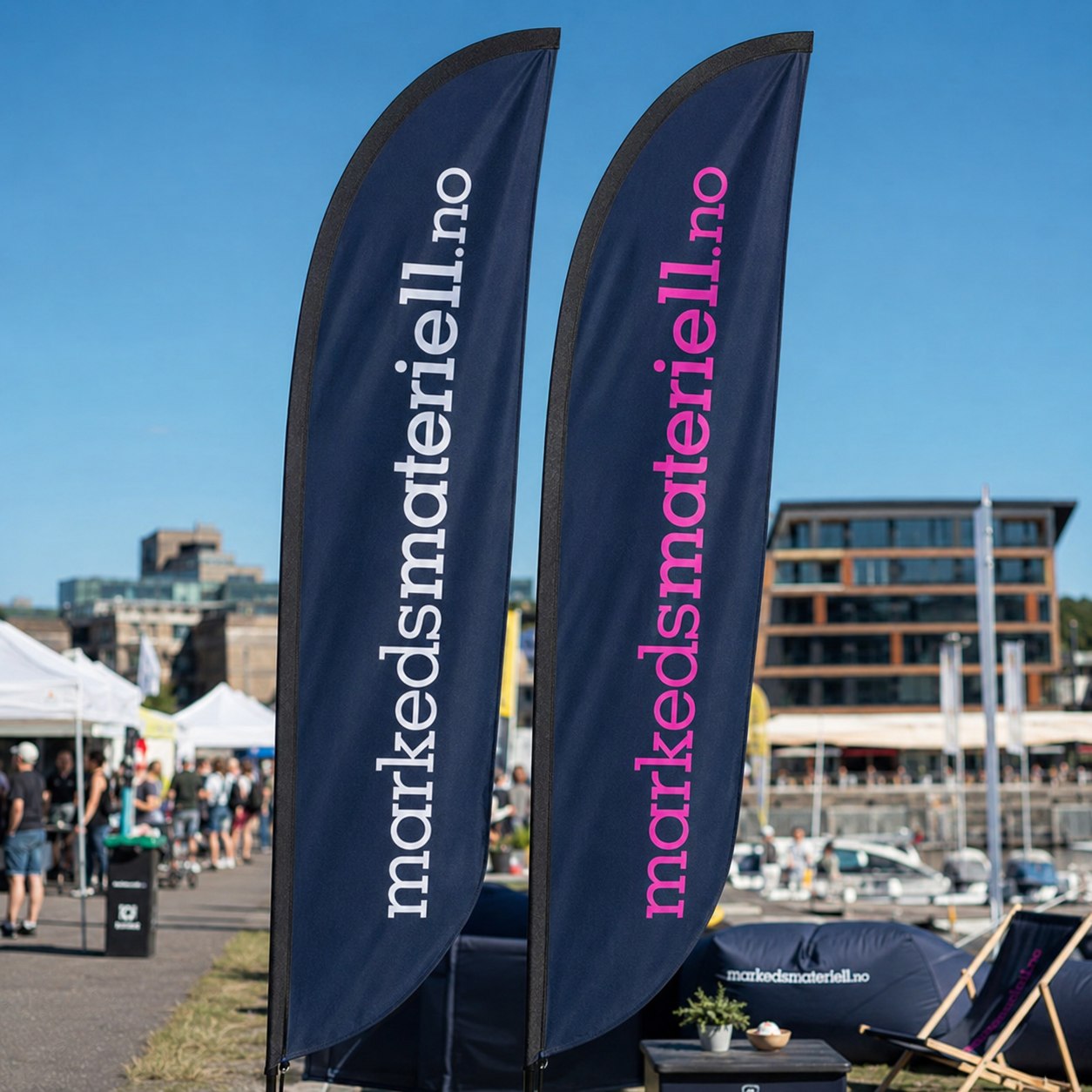 Markedsmateriell.no beachflagg ved bryggekanten med fjord i bakgrunnen